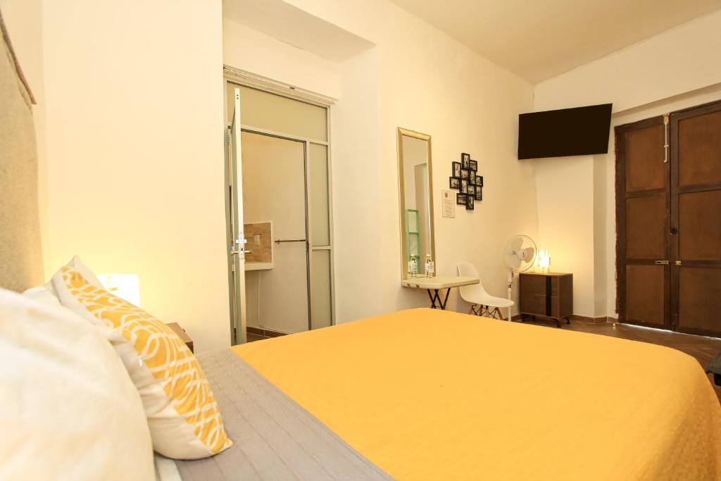 Postel nebo postele na pokoji v ubytování Hotel Universidad