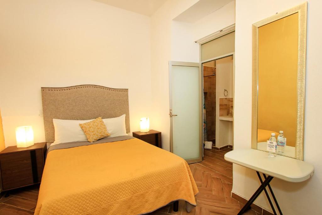 Postel nebo postele na pokoji v ubytování Hotel Universidad