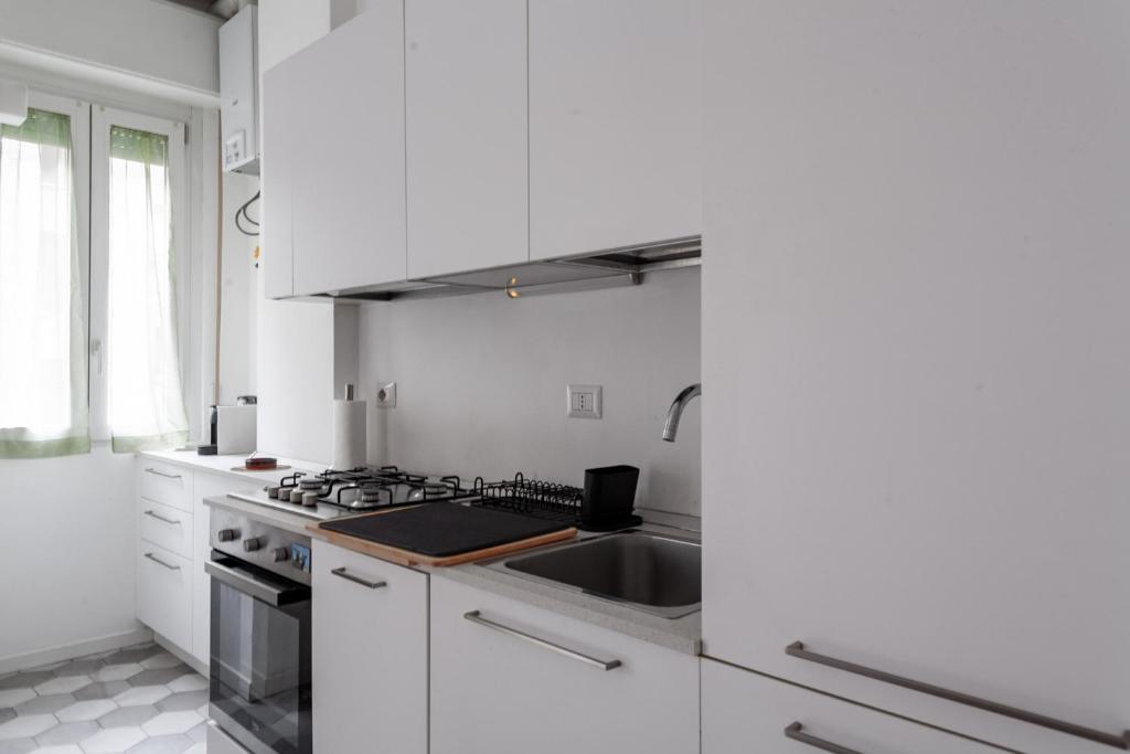 A kitchen or kitchenette at BnButler - Casa Lario - Isola District