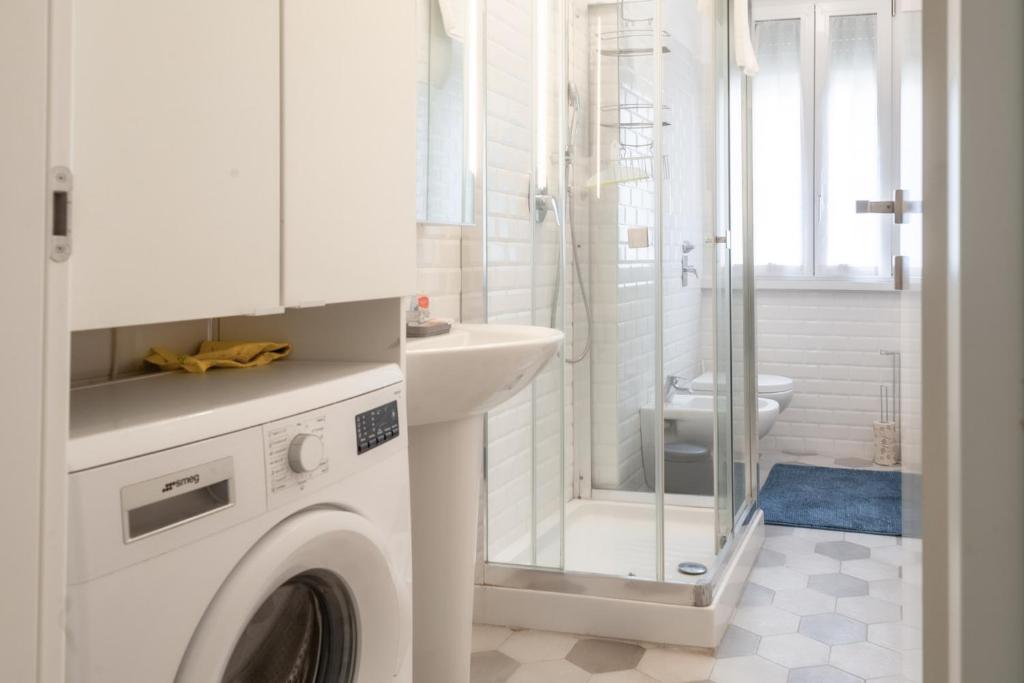 A bathroom at BnButler - Casa Lario - Isola District