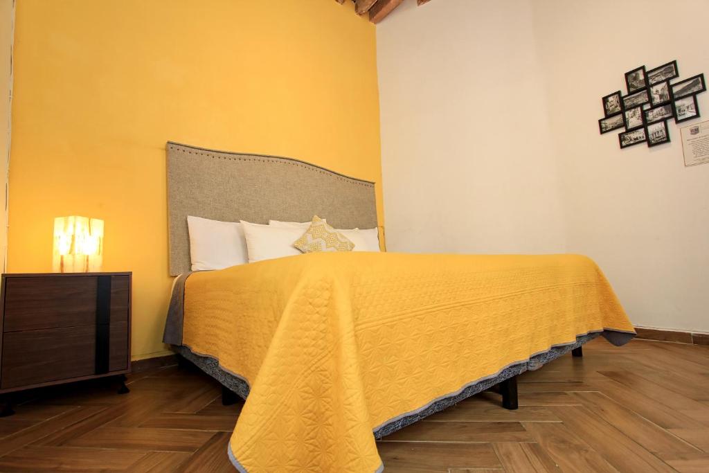 Postel nebo postele na pokoji v ubytování Hotel Universidad
