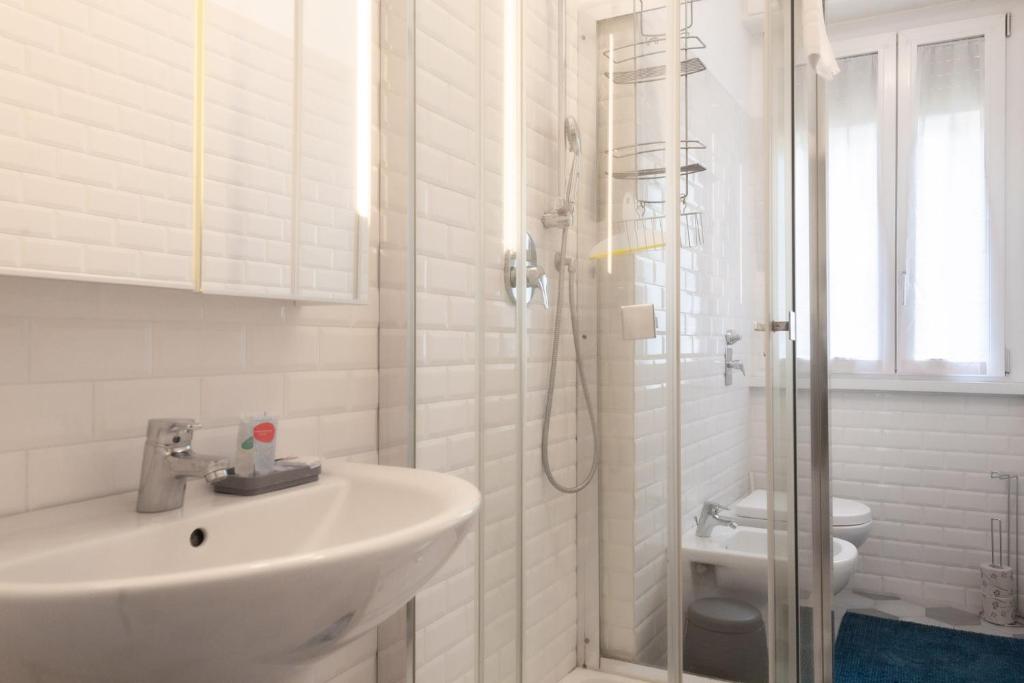 A bathroom at BnButler - Casa Lario - Isola District