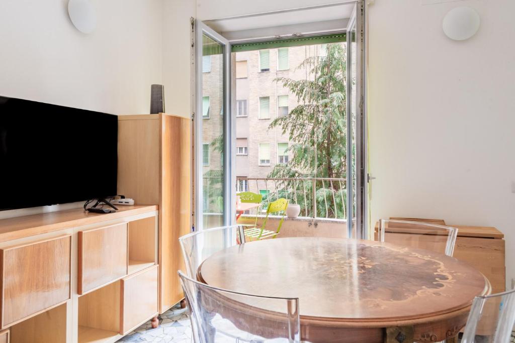 A television and/or entertainment centre at BnButler - Casa Lario - Isola District
