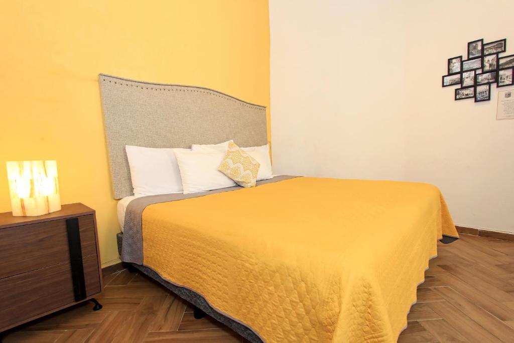Postel nebo postele na pokoji v ubytování Hotel Universidad