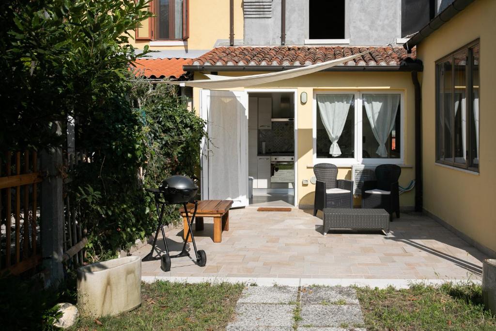 een patio met een bank en een tafel bij Giardino in laguna in Murano