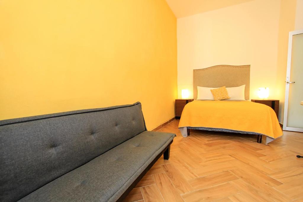 Postel nebo postele na pokoji v ubytování Hotel Universidad