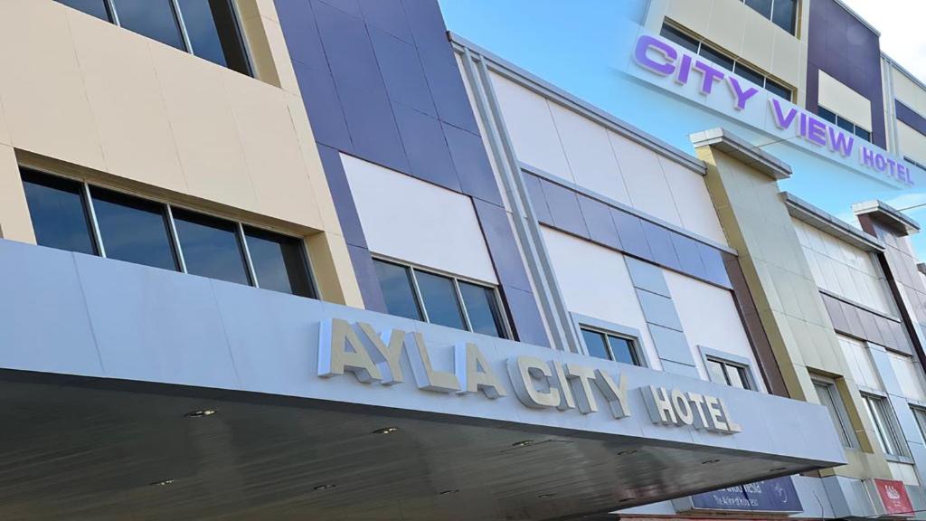 梭隆的住宿－Ayla City Hotel，带有读书字幕的建筑