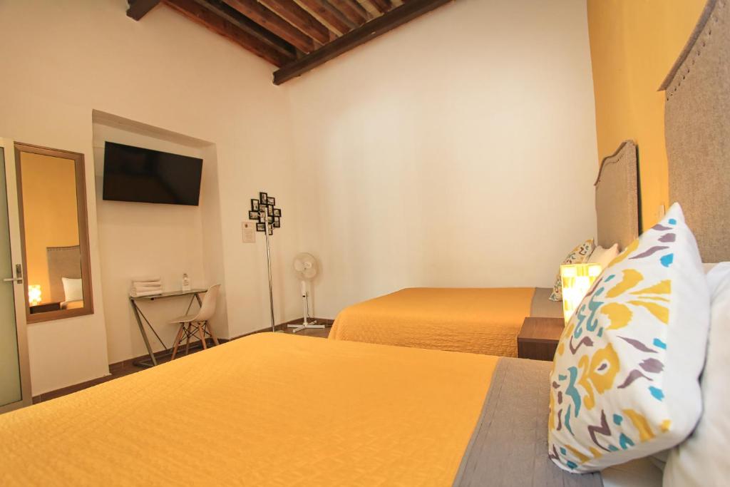 Postel nebo postele na pokoji v ubytování Hotel Universidad