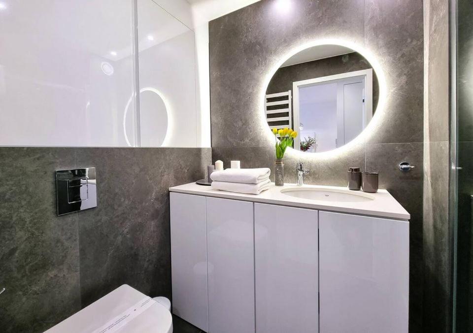 Kúpeľňa v ubytovaní Westin House Resort Kołobrzeg - 109 BASEN, SAUNA, JACUZZI, PRYWATNY PARKING W CENIE