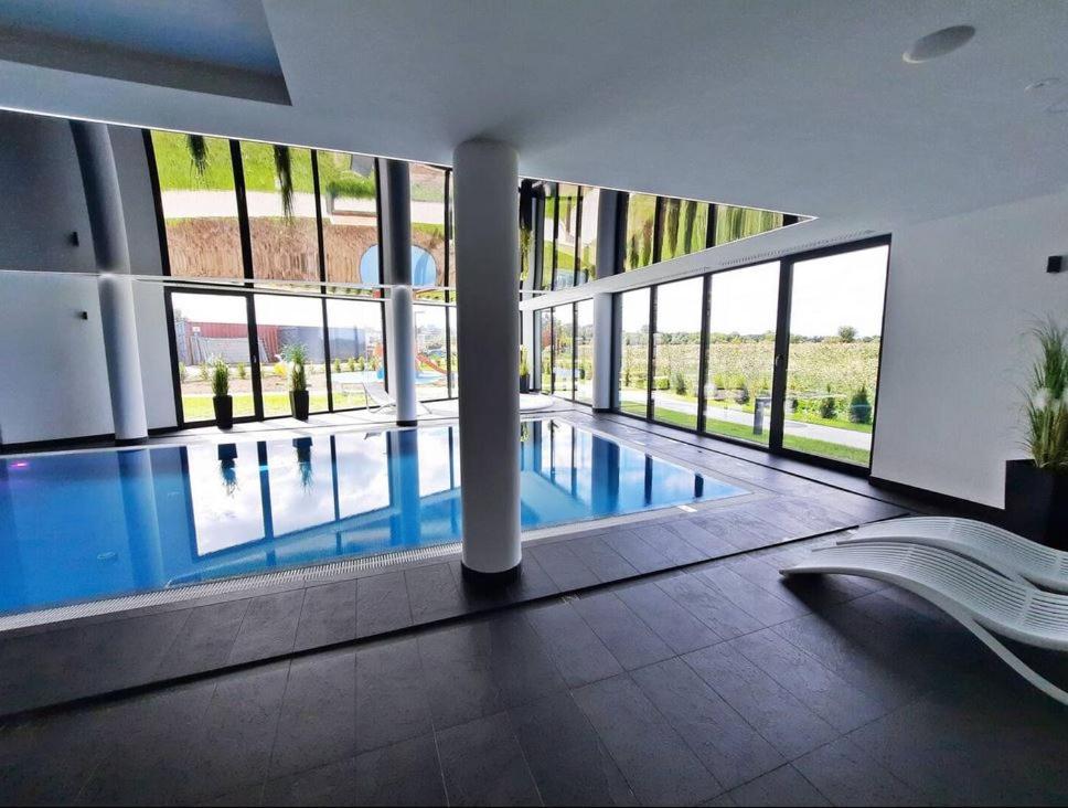 Bazén v ubytovaní Westin House Resort Kołobrzeg - 109 BASEN, SAUNA, JACUZZI, PRYWATNY PARKING W CENIE alebo v jeho blízkosti