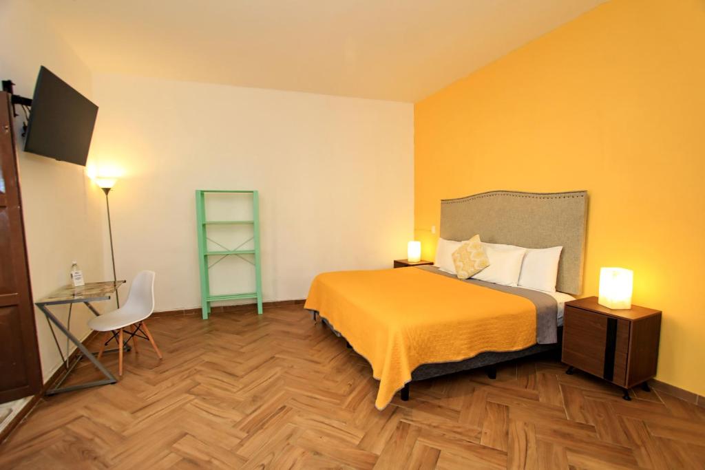 Postel nebo postele na pokoji v ubytování Hotel Universidad