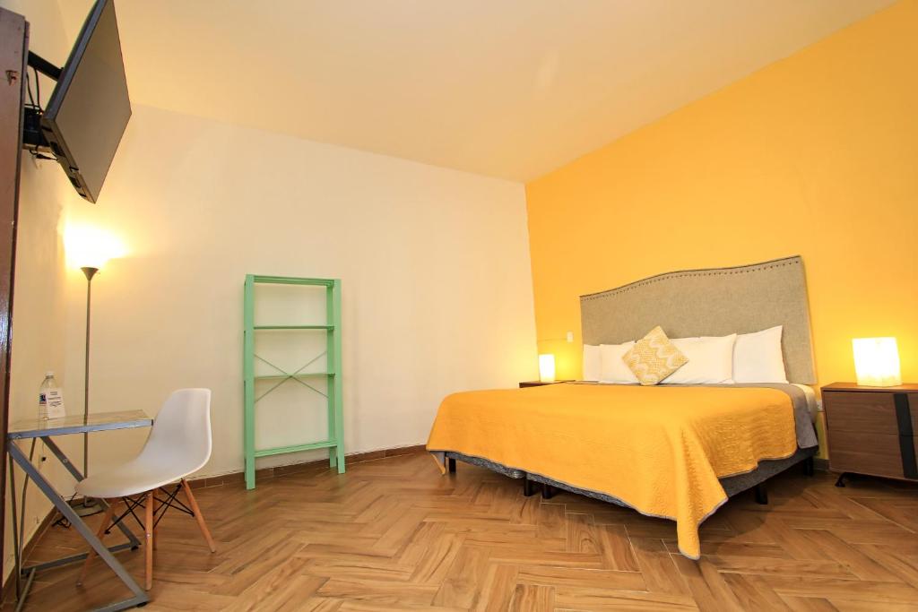 Postel nebo postele na pokoji v ubytování Hotel Universidad