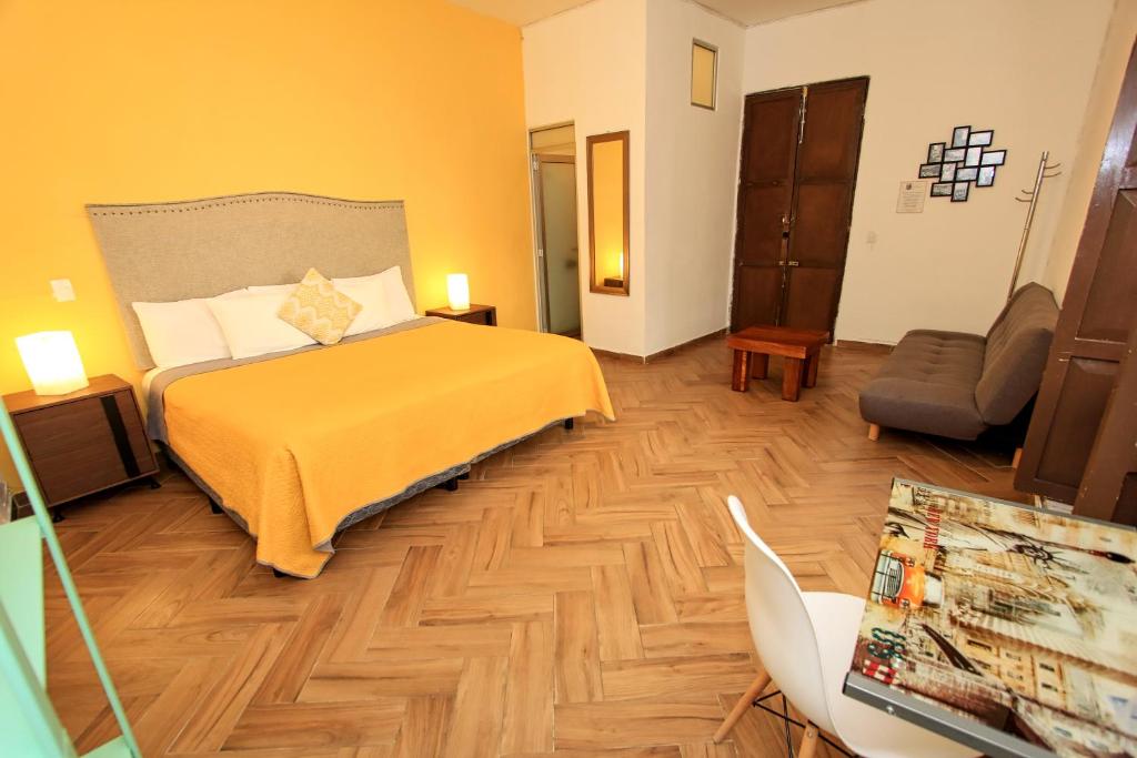 Postel nebo postele na pokoji v ubytování Hotel Universidad
