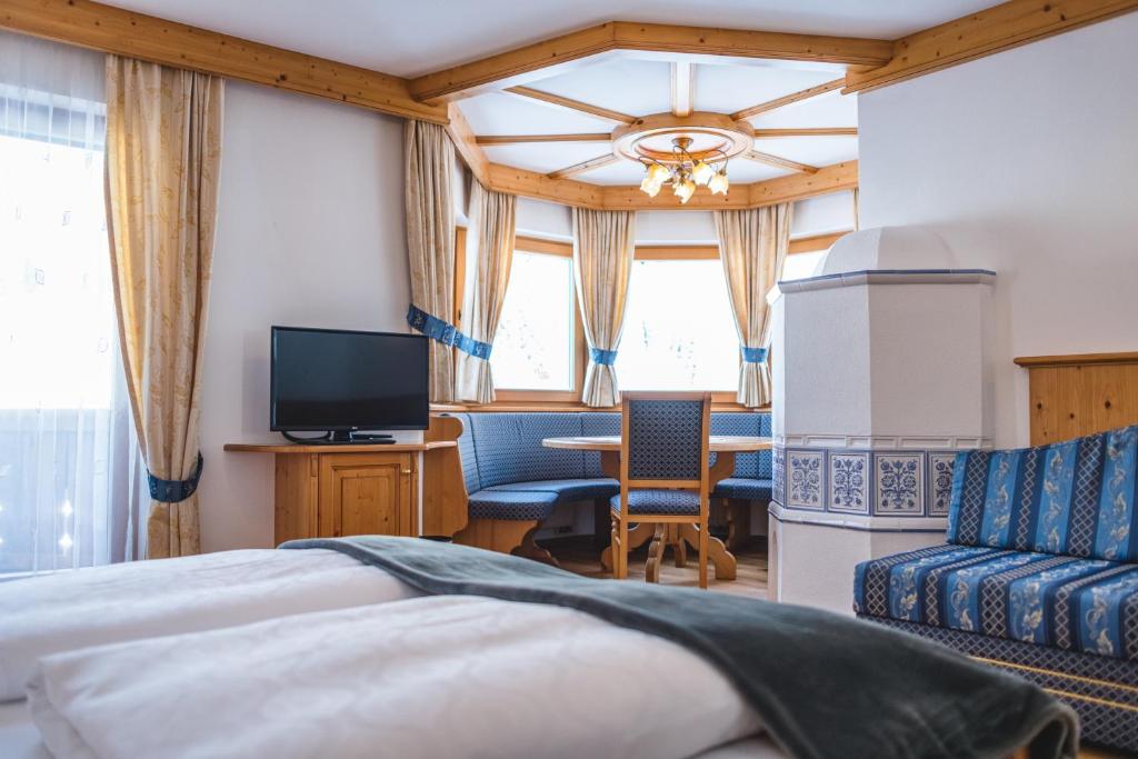 TV a/nebo společenská místnost v ubytování Garni Hotel Rosengarten B&B