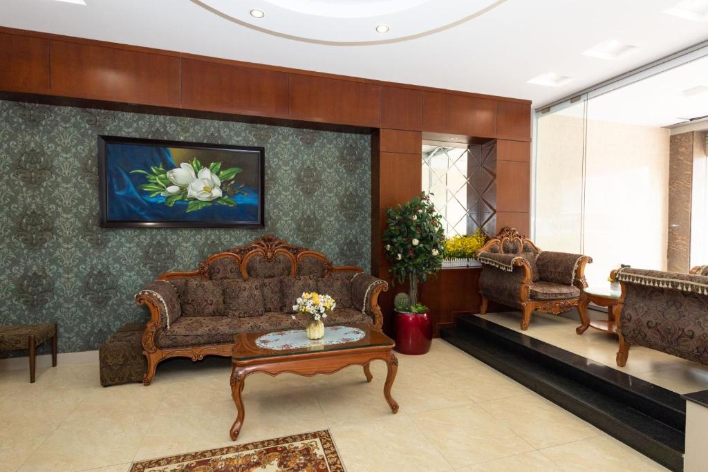Khu vực ghế ngồi tại Queen Garden Hotel & Apartment