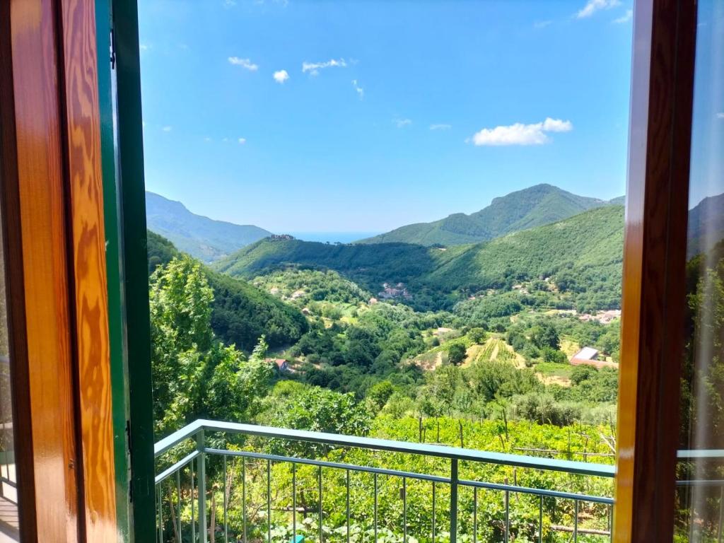 een uitzicht vanuit een raam van een bergvallei bij La Casa in Vigna in Tramonti