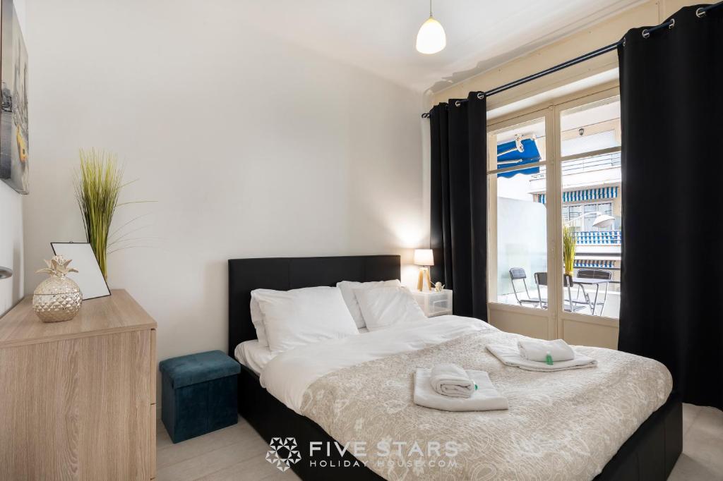 Кровать или кровати в номере Suite Reine Marie FSHH