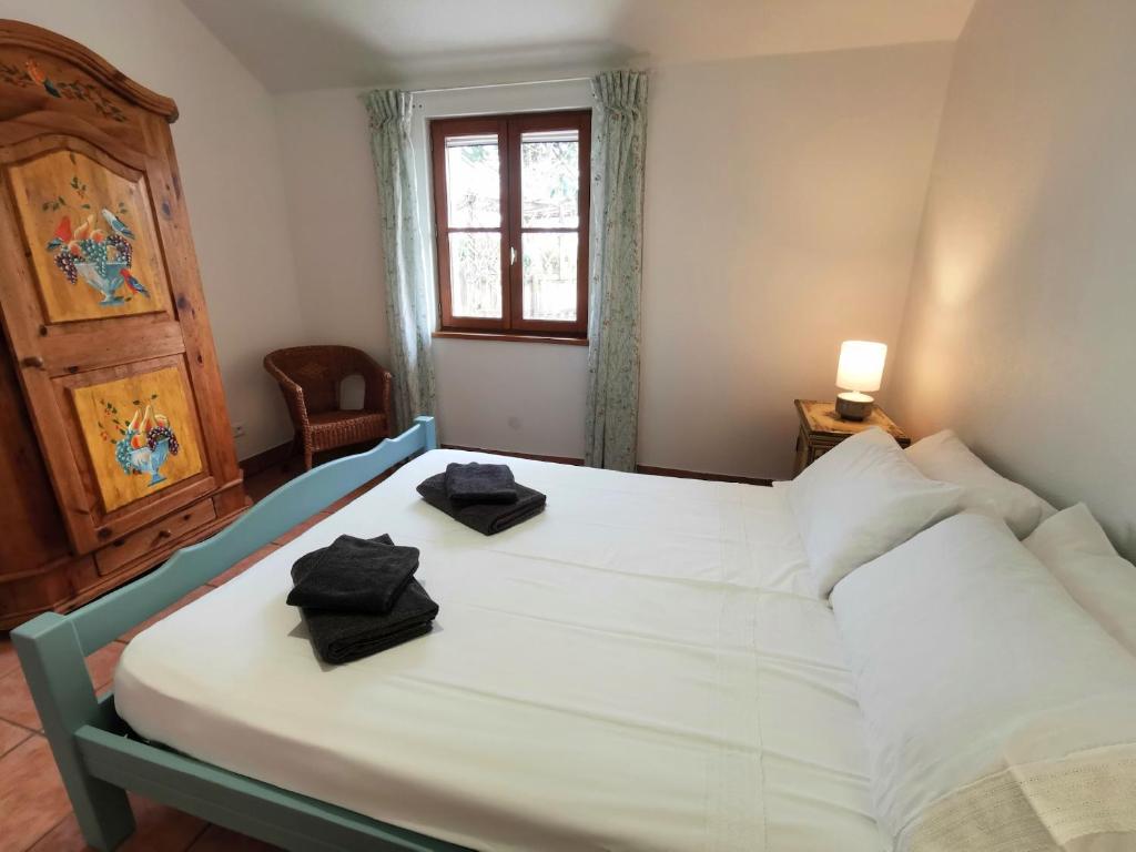 Łóżko lub łóżka w pokoju w obiekcie 3 self-contained gites with pool and games room