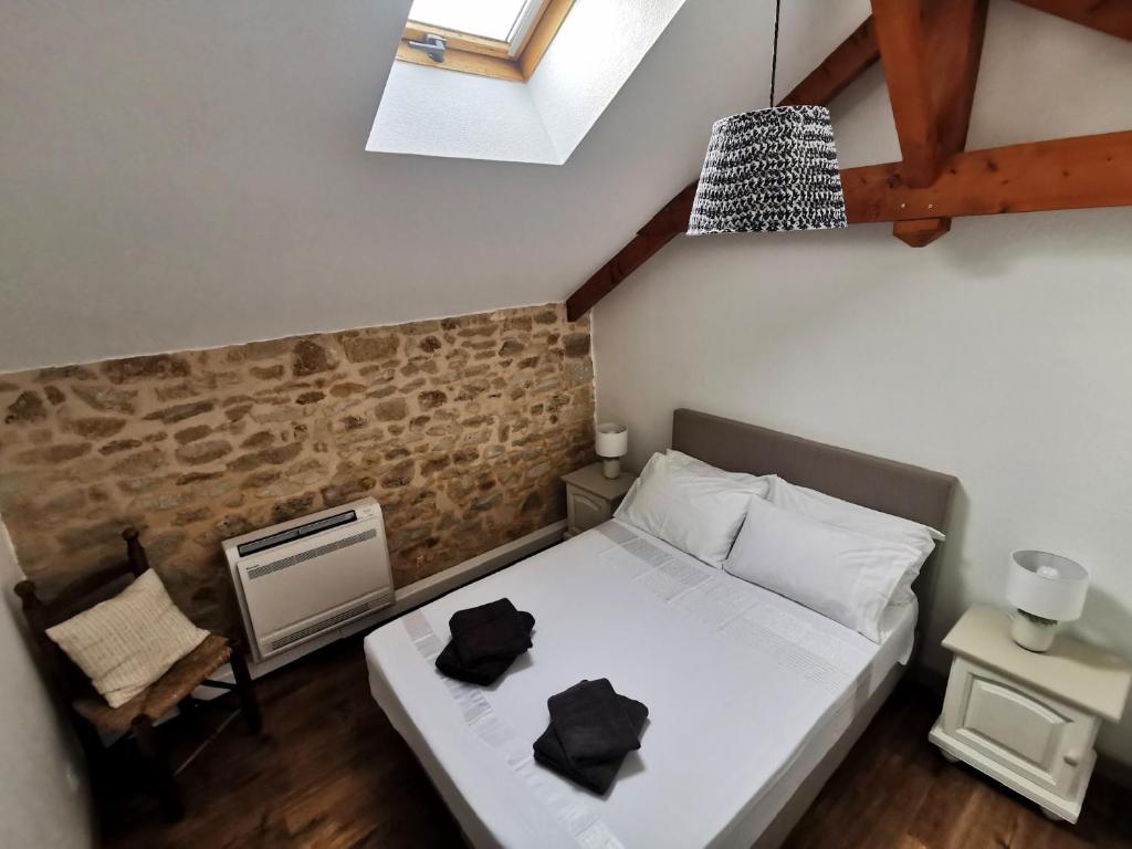 Łóżko lub łóżka w pokoju w obiekcie 3 self-contained gites with pool and games room