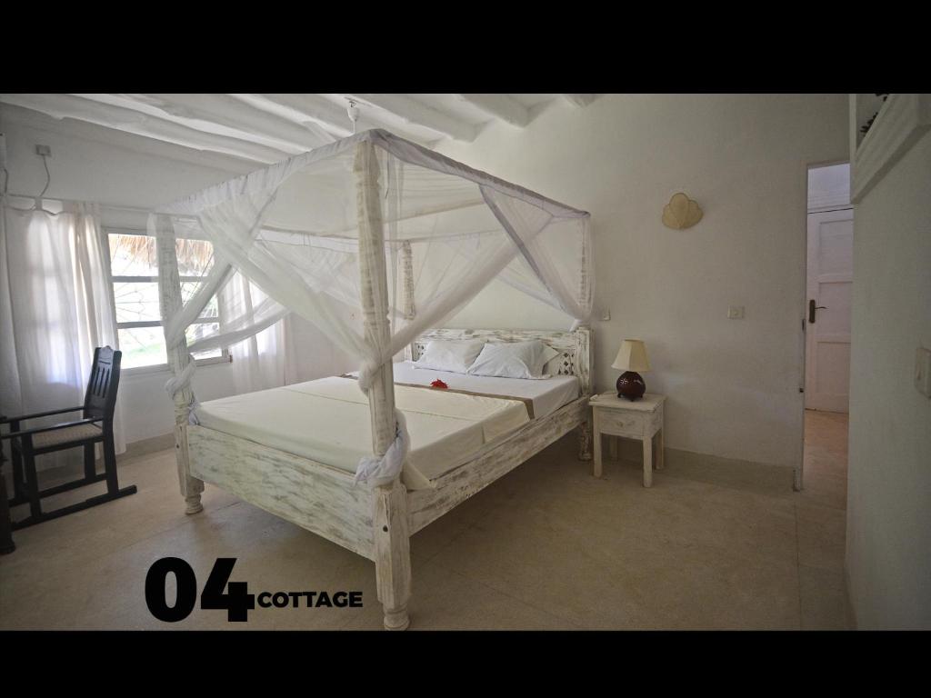 Postel nebo postele na pokoji v ubytování 04 beach cottage malindi