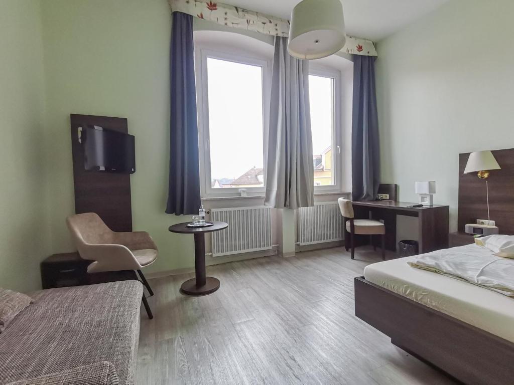 Postel nebo postele na pokoji v ubytování Hotel Kitzinger Hof an der B8