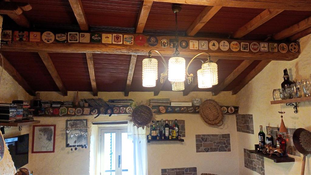 Lounge alebo bar v ubytovaní Accogliente casa in pietra in borgo medievale