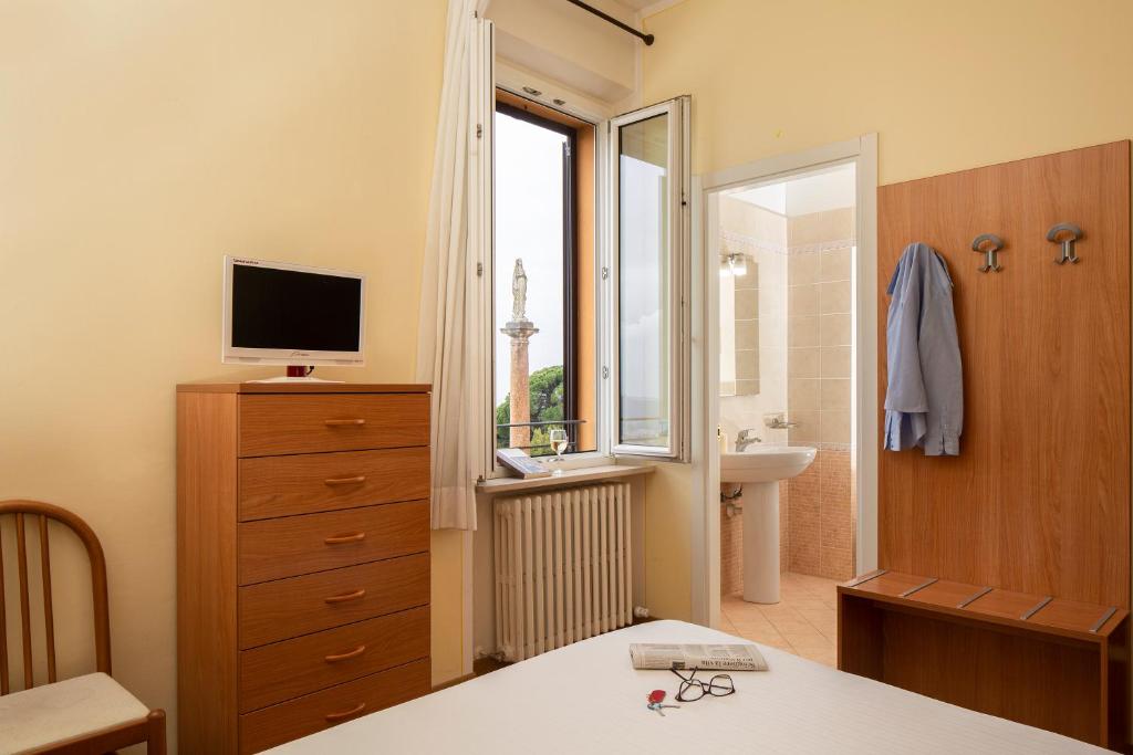 Televízia a/alebo spoločenská miestnosť v ubytovaní Hotel Sacro Cuore