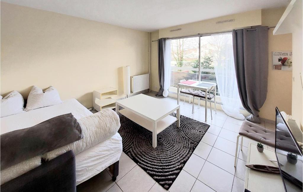 una camera con letto, tavolo e finestra di Lovely Apartment In Les Pavillons-sous-boi With Wifi a Les Pavillons-sous-Bois