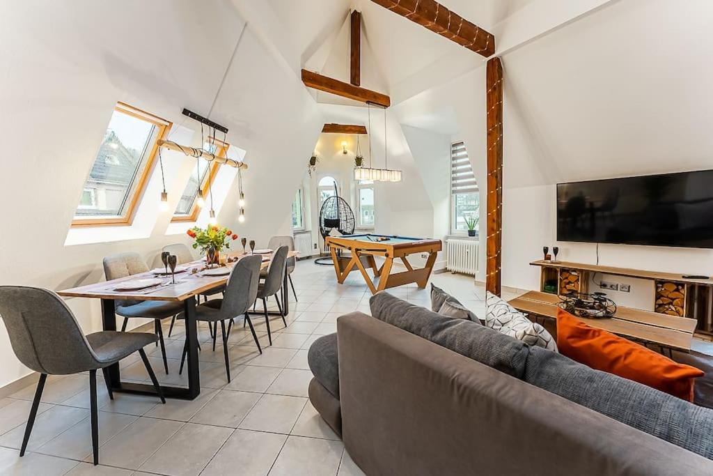 ein Wohnzimmer mit einem Sofa und einem Tisch in der Unterkunft Loft mit Billard-Tisch und PS4 in Wuppertal