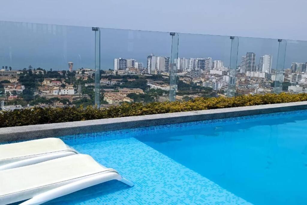 - une piscine avec vue sur la ville dans l'établissement Departamento de estreno Lima vip, à Lima