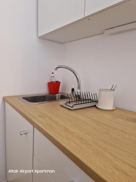 Kuchyň nebo kuchyňský kout v ubytování Altair Airport Apartman