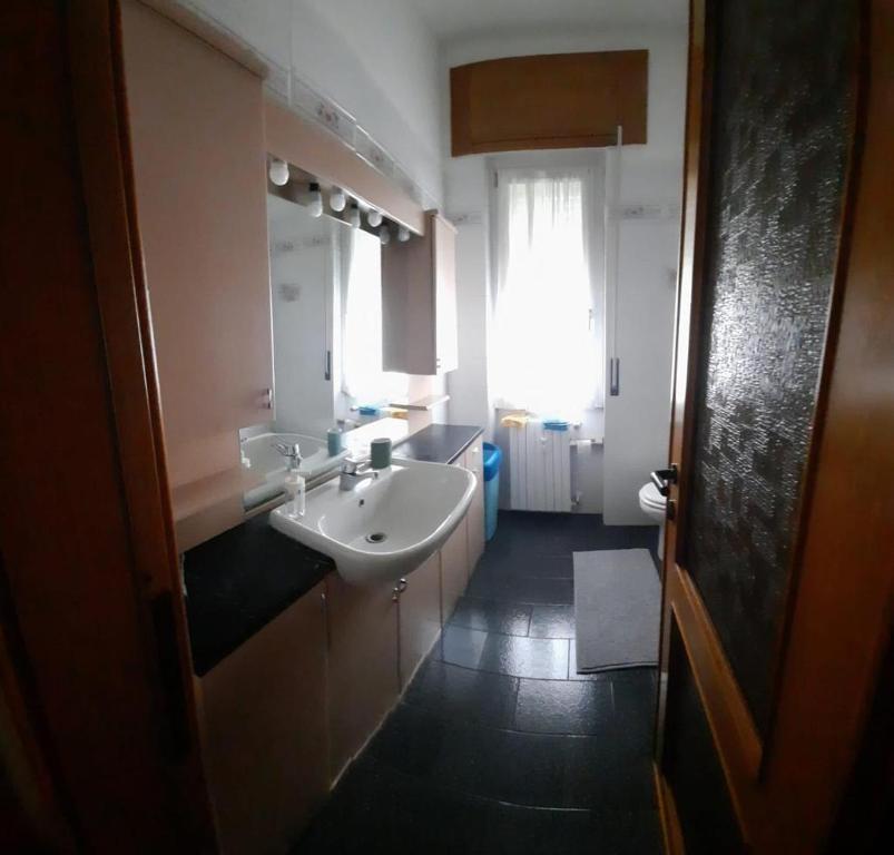 een badkamer met een wastafel en een toilet. bij Tiffany Suites Cesano in Cesano Boscone