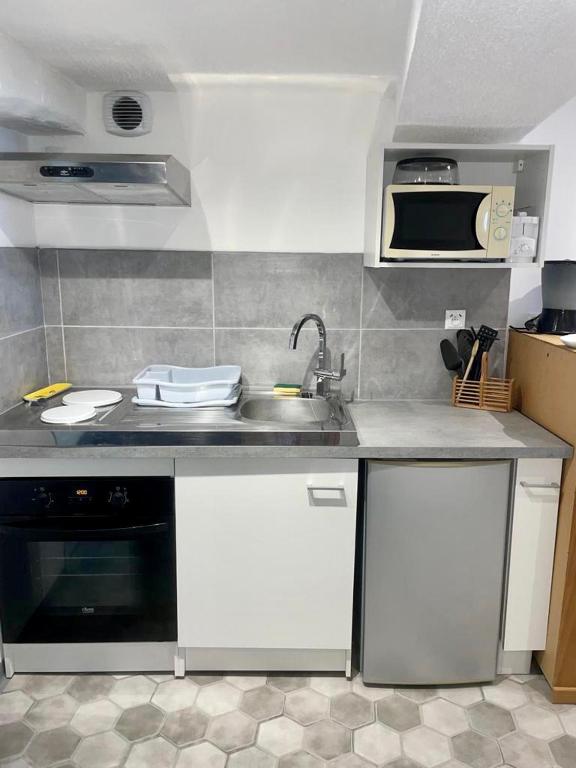 Kuchyň nebo kuchyňský kout v ubytování Maison atypique dans circulade