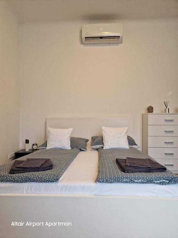 Postel nebo postele na pokoji v ubytování Altair Airport Apartman