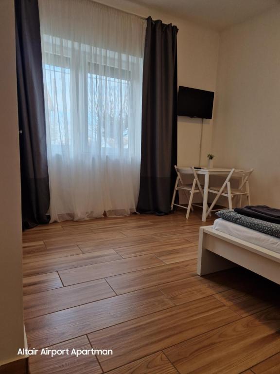 Postel nebo postele na pokoji v ubytování Altair Airport Apartman