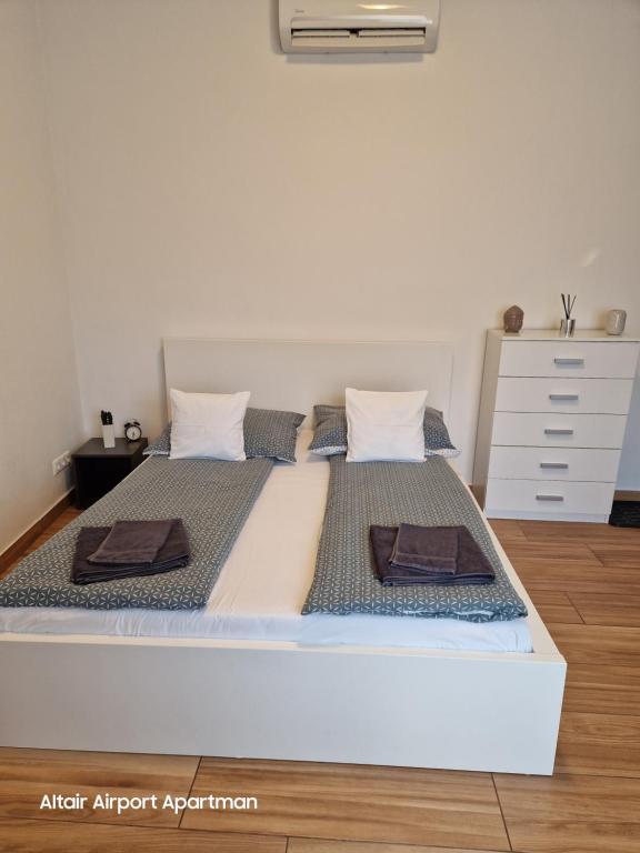 Postel nebo postele na pokoji v ubytování Altair Airport Apartman