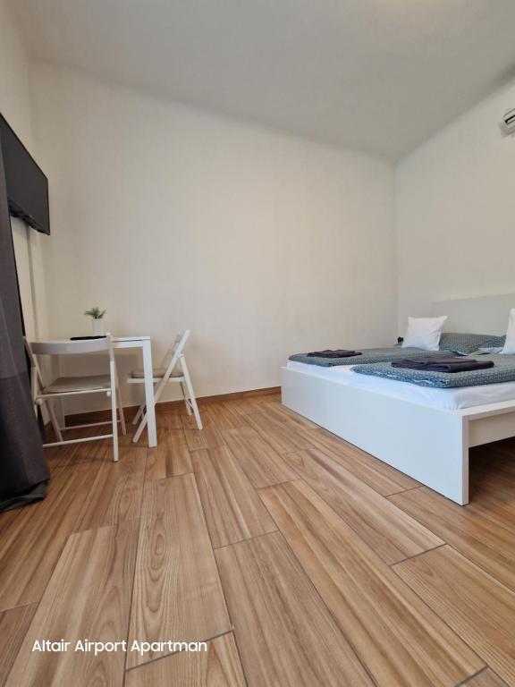 Postel nebo postele na pokoji v ubytování Altair Airport Apartman