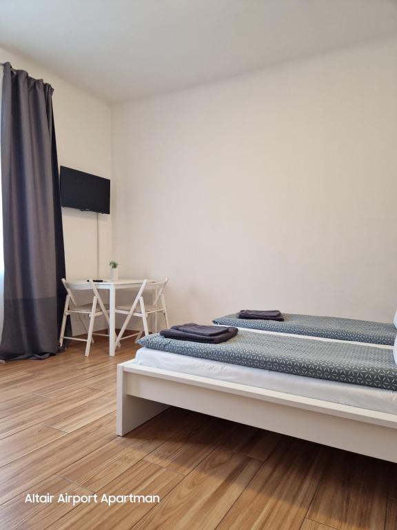TV a/nebo společenská místnost v ubytování Altair Airport Apartman