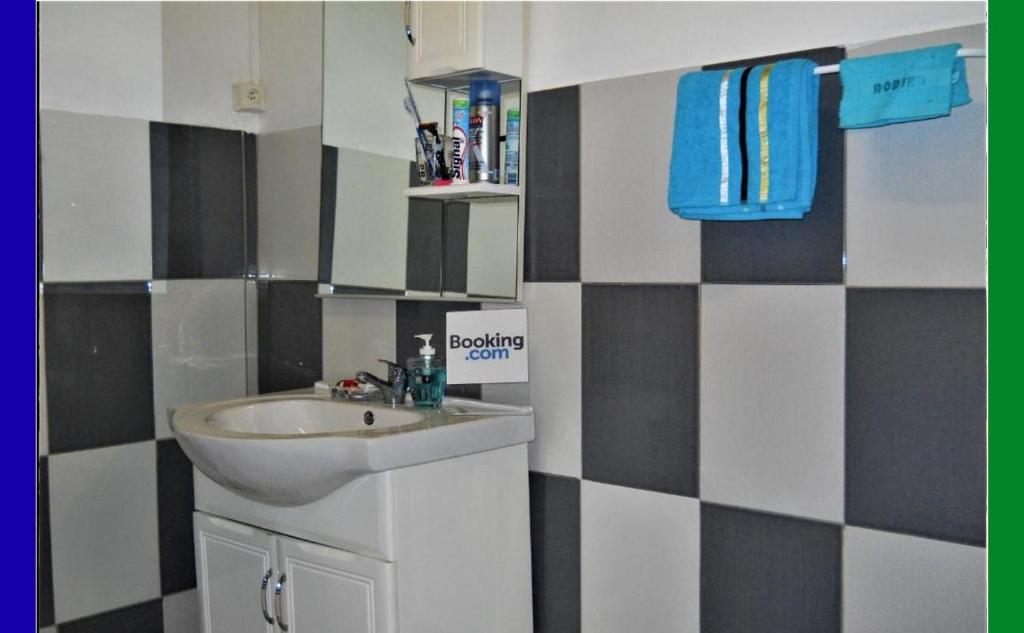 Kuchyň nebo kuchyňský kout v ubytování Hostel des 3 sources