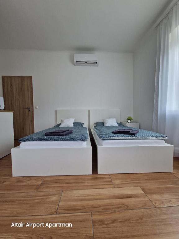 Postel nebo postele na pokoji v ubytování Altair Airport Apartman