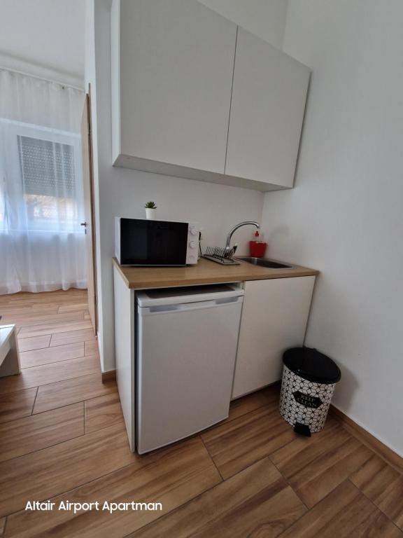 Kuchyň nebo kuchyňský kout v ubytování Altair Airport Apartman