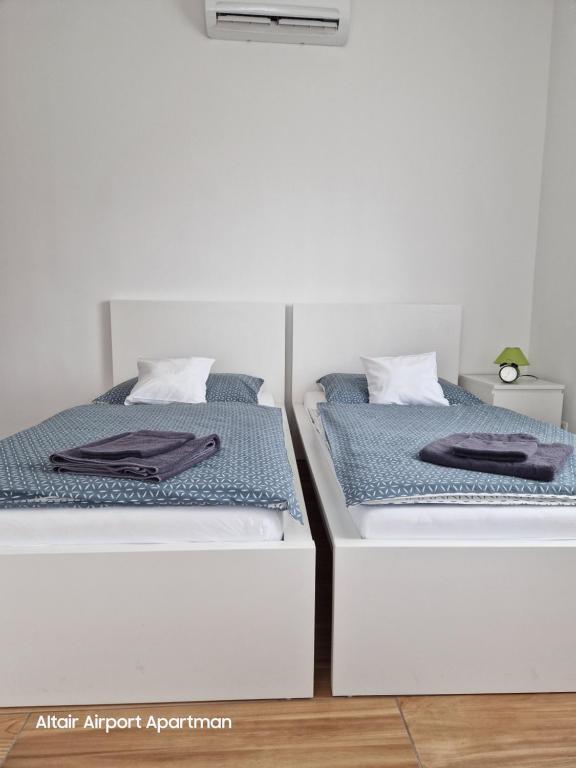 Postel nebo postele na pokoji v ubytování Altair Airport Apartman