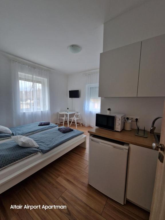 Postel nebo postele na pokoji v ubytování Altair Airport Apartman