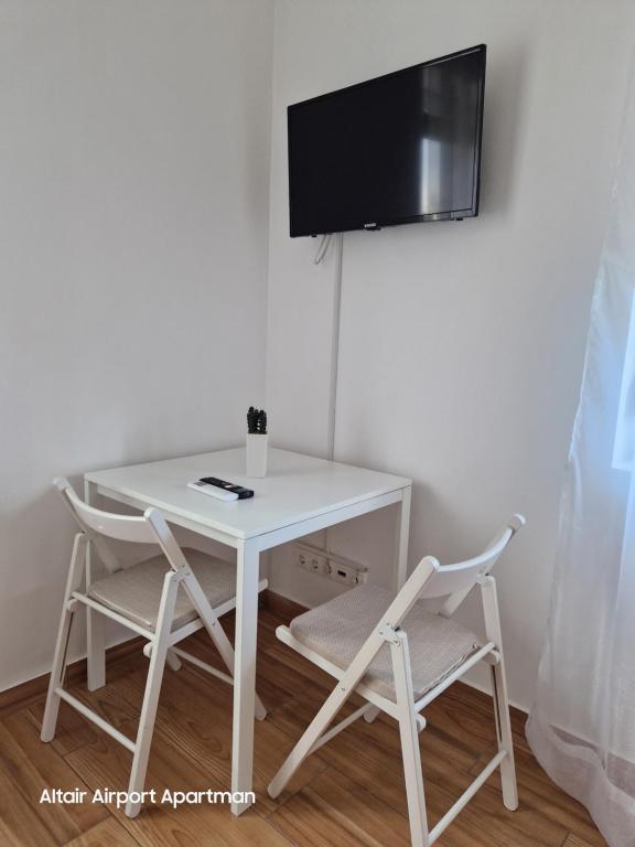 TV a/nebo společenská místnost v ubytování Altair Airport Apartman