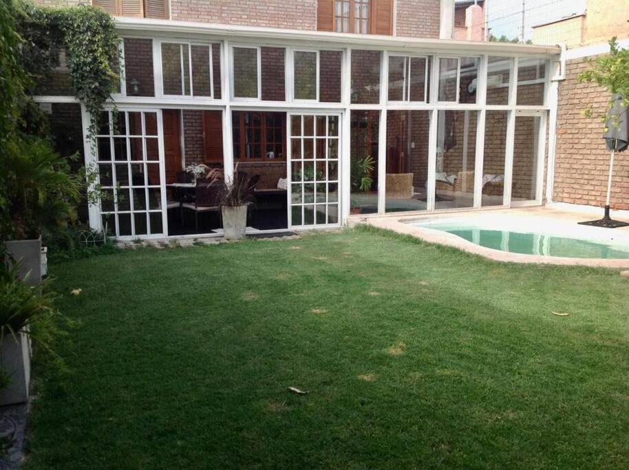 a house with a yard with a swimming pool at Gran Casa del Centro Mendoza City in Mendoza