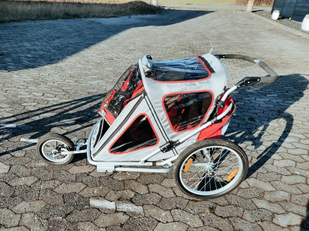 ein kleiner motorisierter Roller auf einer Straße geparkt in der Unterkunft Landstedet Billund in Billund