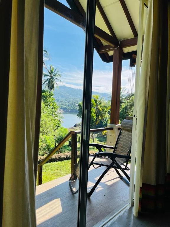 una veranda con sedia e vista sull'oceano di Victoria Views Resort Kandy a Digana