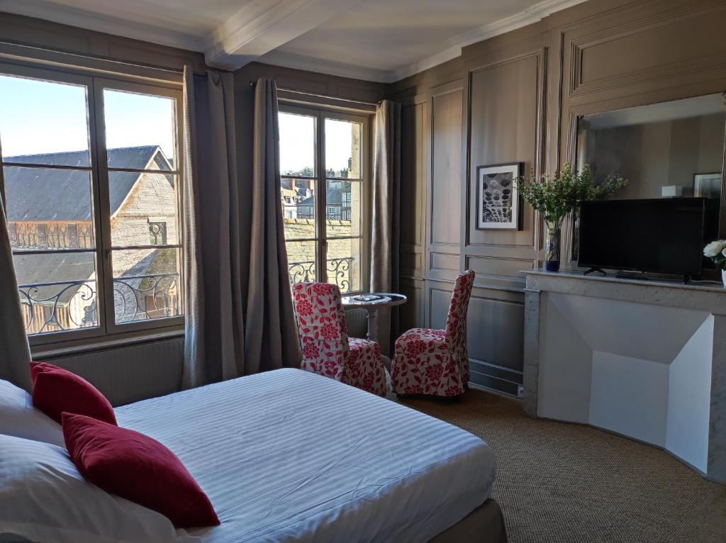 a hotel room with a bed and a fireplace at Mansion Victorine in Honfleur