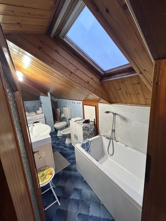 een badkamer met een groot bad en toiletten bij La Moretta in Levanto