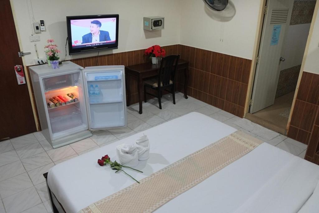 TV a/nebo společenská místnost v ubytování The Siam Guest House - SHA Extra Plus